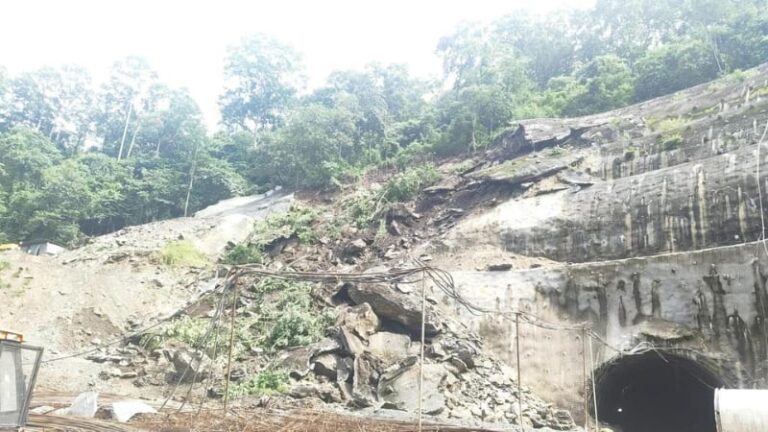 Sikkim Landslide: सिक्किम और राष्ट्रीय राजमार्ग 10 पर भारी बारिश से भूस्खलन, रेलवे सुरंग की सुरक्षा ढांचा गिरा और रास्ता हुआ बंद