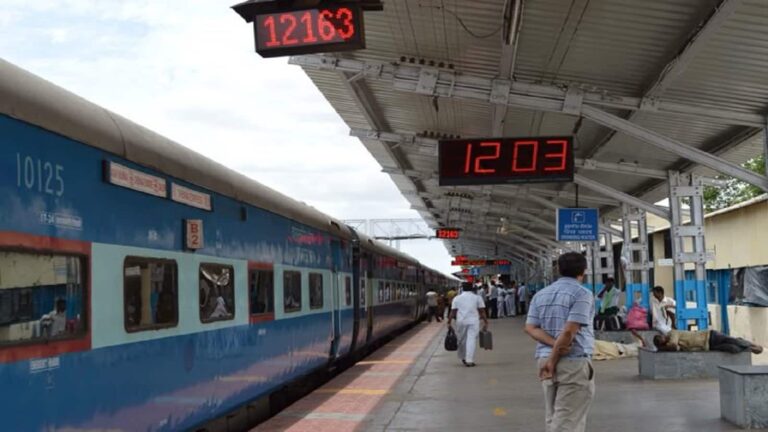 राखी और तोहफों के साथ ट्रेन में बैठी महिला बीच यात्रा से हुई गायब, दो हफ्ते बाद भी नहीं मिला कोई सुराग