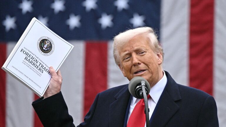 Trump Tariffs: भारत पर 50% टैरिफ लागू, इन सेक्टर्स और शेयरों पर दिखेगा सबसे ज्यादा असर