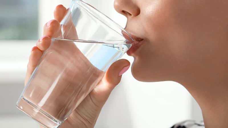 Health Tips: क्या आपको पता है कम पानी पीने की आपकी आदत बढ़ा सकती है आपका तनाव? जान लें ये जरूरी बातें