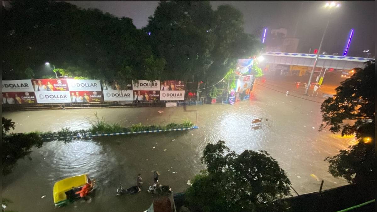 Kolkata Rain: कोलकाता में 'आफत की बारिश' में 7 की मौत, सड़कें बनीं दरिया, रेलवे ट्रैक पर भरा पानी; कई उड़ानें प्रभावित