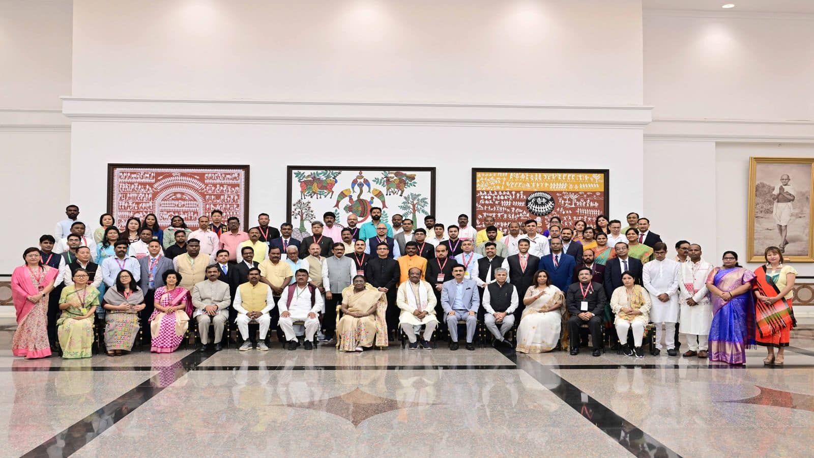'अधिकारों को मान्यता देने से ही सच्चा सशक्तिकरण संभव': आदिवासी समुदाय के लोगों से मिलीं राष्ट्रपति मुर्मू