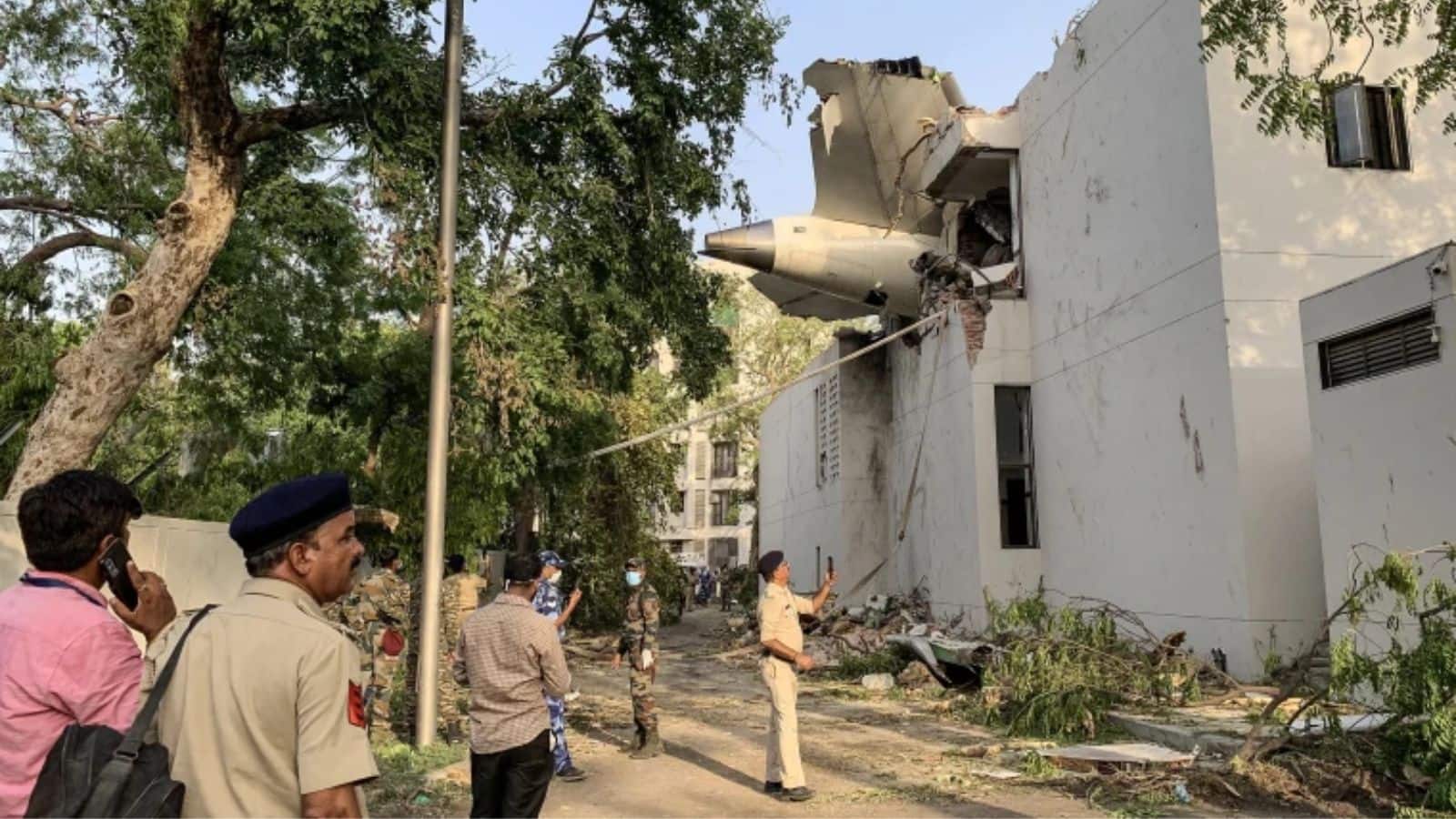 Air India Crash: सुप्रीम कोर्ट ने प्लेन क्रैश की जांच पर DGCA से मांगा जवाब, पायलट के 'फ्यूल स्विच' छेड़ने के दावों के बताया 'गैर-जिम्मेदाराना'