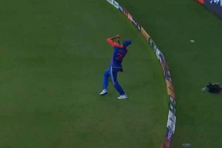 अक्षर ने कैच टपकाया, छक्‍के के लिए गई गेंद, फिर क्‍यों नहीं मिला सिक्‍स?