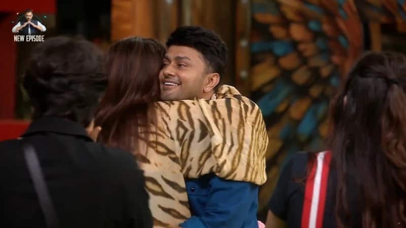 Bigg Boss 19: बिग बॉस 19 में आवेज दरबार ने 8 साल के प्यार के बाद किया रोमांटिक प्रपोज, नगमा मिराजकर ने खुशी-खुशी कहा हां