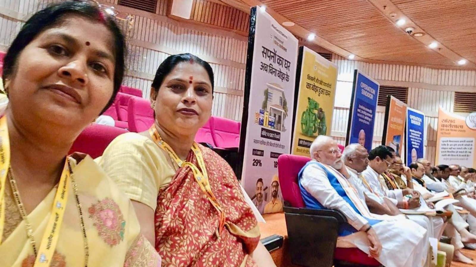 'BJP की ताकत' पार्टी वर्कशॉप में आखिरी लाइन में बैठे दिखे PM मोदी, सांसद रवि किशन ने शेयर की तस्वीर