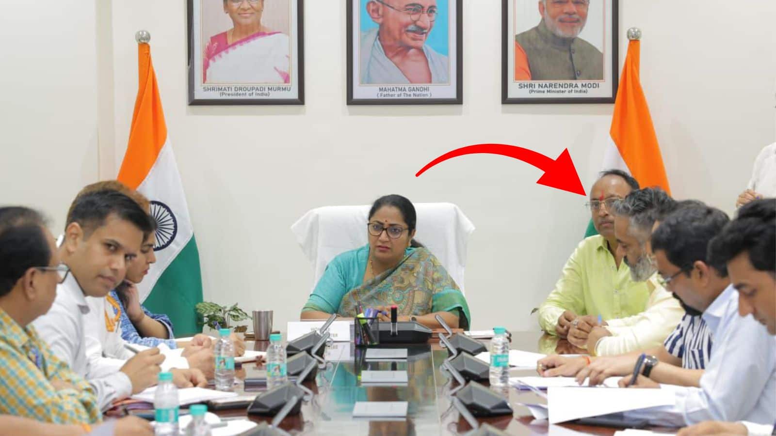 'दिल्ली बनी फुलेरा पंचायत' सरकारी बैठक में बैठे दिखे CM रेखा गुप्ता के पति! AAP ने उठाए सवाल, BJP बोली- कुछ भी गलत नहीं