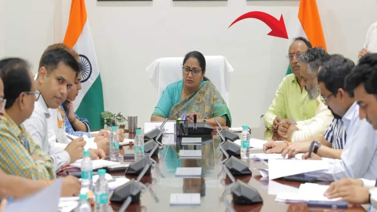 CM Rekha Gupta: 'दिल्ली में फुलेरा की सरकार',  सीएम रेखा गुप्ता के मीटिंग पर AAP ने क्यों कसा तंज