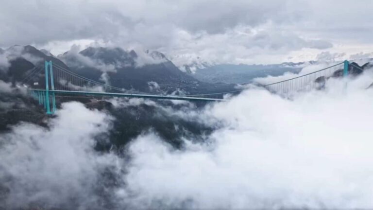 चीन ने तो 'स्वर्ग' में ही बना डाला दुनिया का सबसे ऊंचा पुल! 2 घंटे का सफर सिर्फ 2 मिनट में पूरा