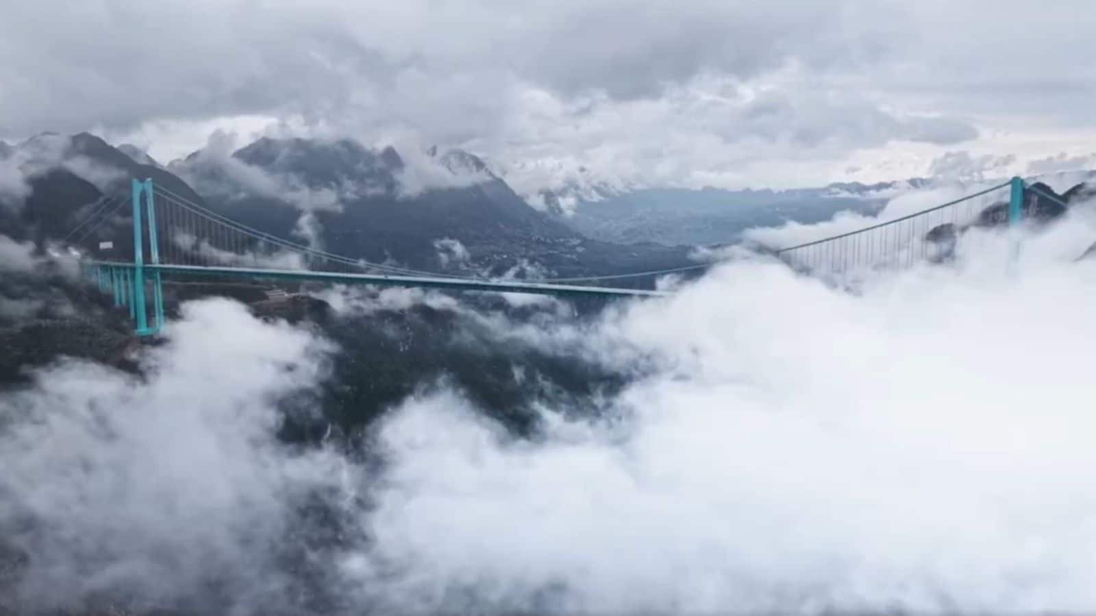 चीन ने तो 'स्वर्ग' में ही बना डाला दुनिया का सबसे ऊंचा पुल! 2 घंटे का सफर सिर्फ 2 मिनट में पूरा