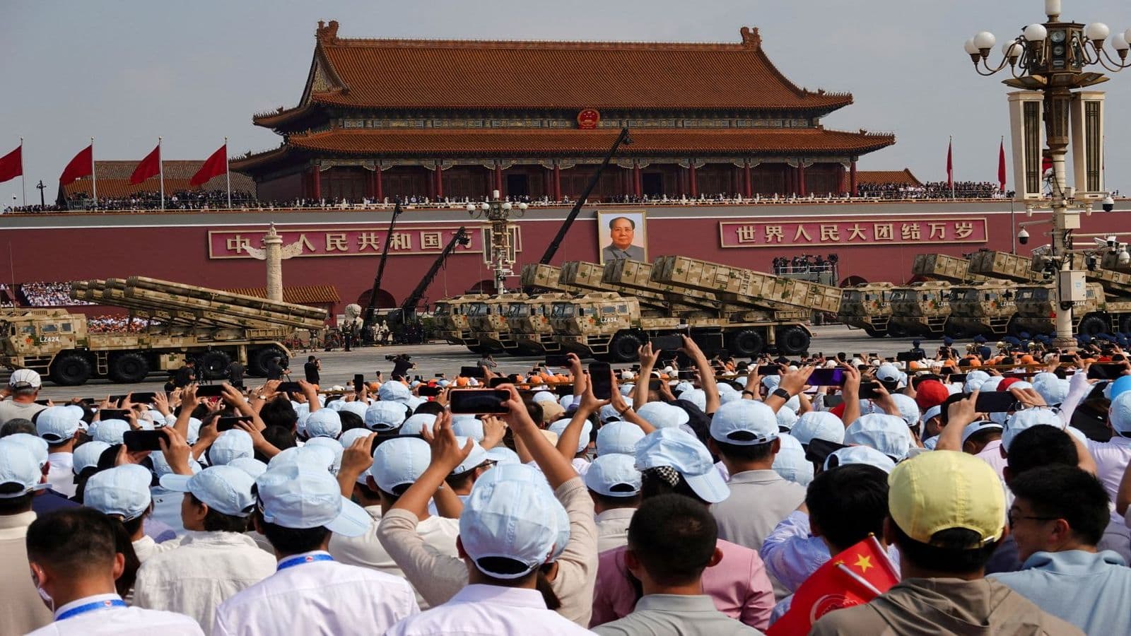 China Military Parade pictures: हाइपरसोनिक, LY-1 लेजर और बैलिस्टिक मिसाइलों से लेकर AI ड्रोन तक.. चीन ने 'मिलिट्री परेड' में दिखाया हथियारों का जखीरा