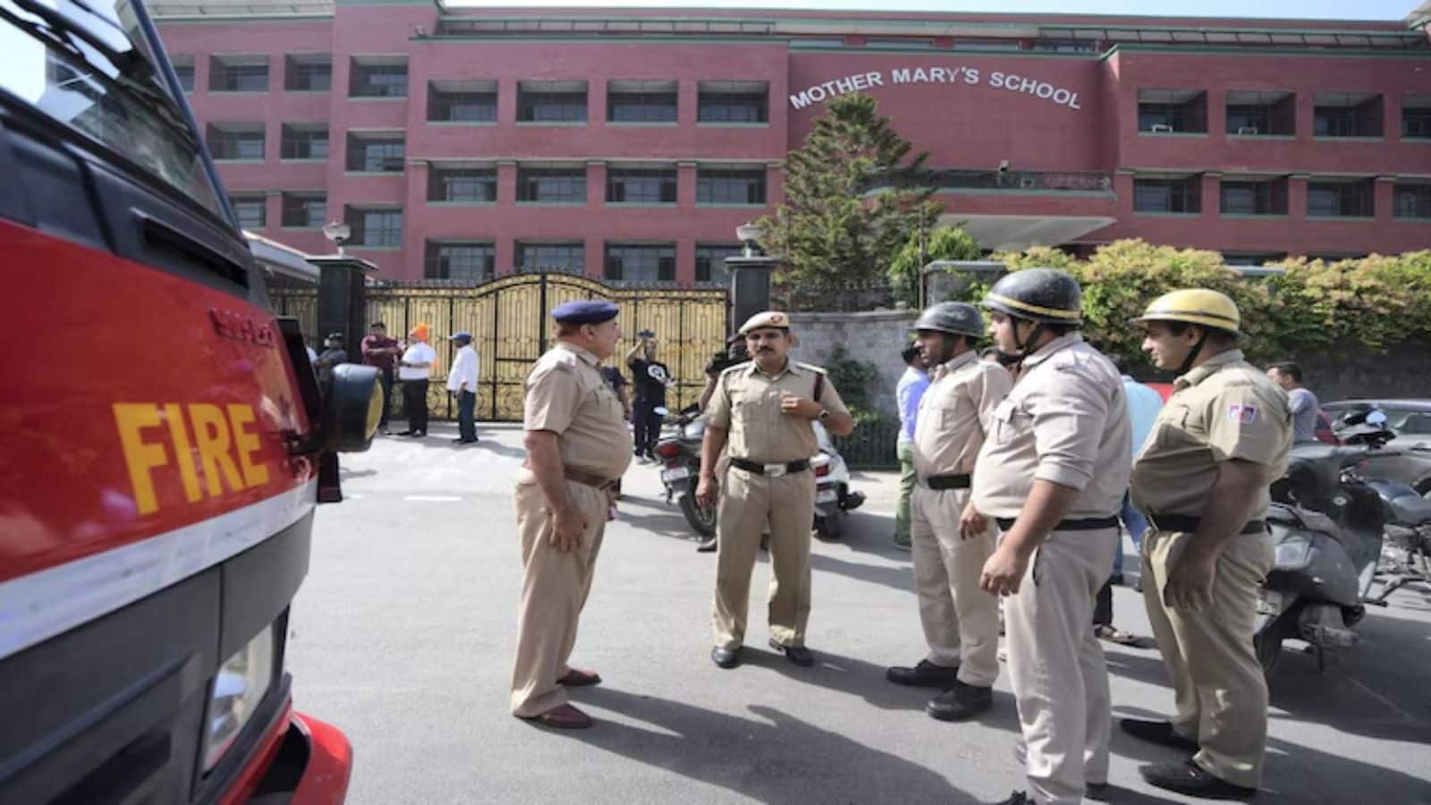 Delhi School Bomb Threat: दिल्ली के स्कूलों से जुड़ी 384 ईमेल IDs पर आए बम की धमकी के मैसेज, जांच में जुटी दिल्ली पुलिस