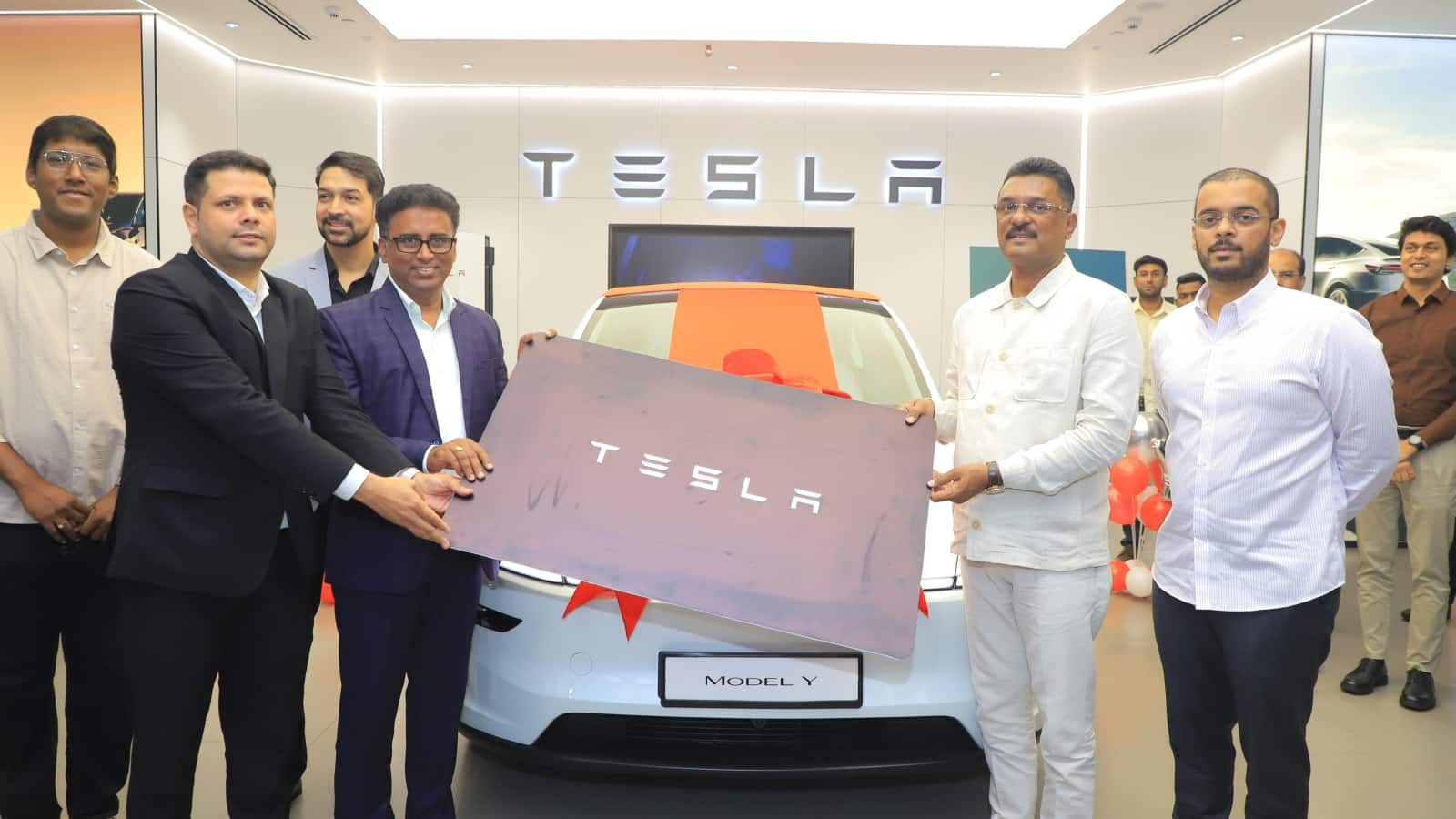 मुंबई में पहली Tesla Model Y की हुई डिलीवरी, इस मंत्री ने ली चाबी