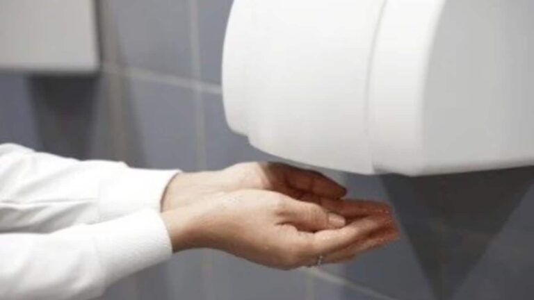 सावधान! पब्लिक टॉयलेट में मौजूद हैंड ड्रायर बना सकते हैं आपको बीमार, रिसर्च में हुआ बड़ा खुलासा