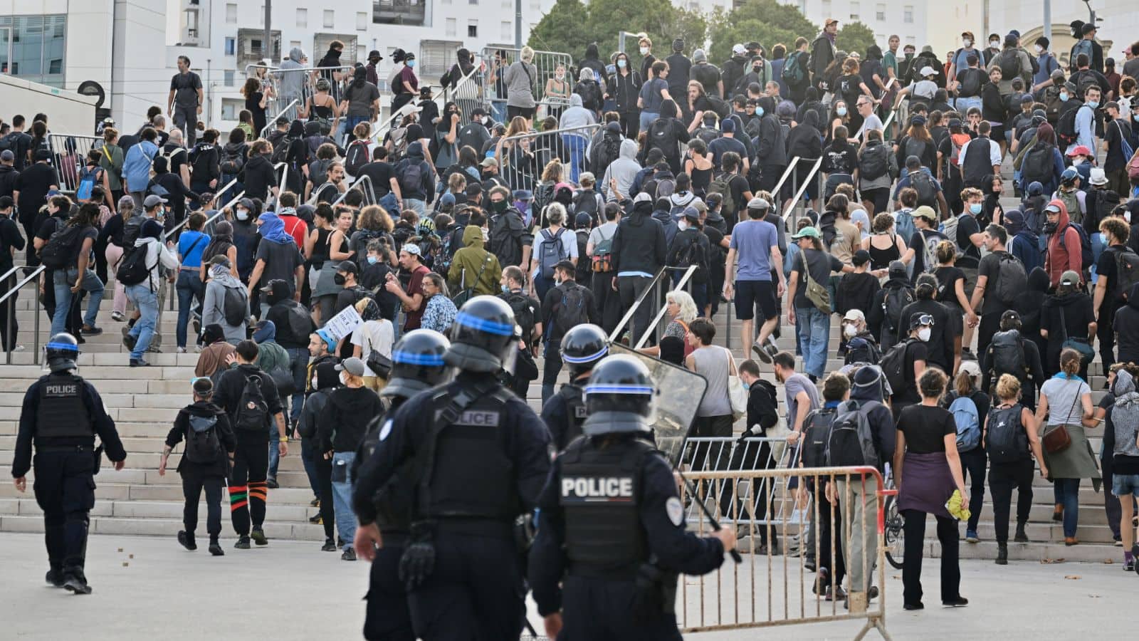 नेपाल का बाद फ्रांस में बगावत! सरकार से नाराज सड़कों पर उतरे 100000 लोग, 80,000 सुरक्षा बल तैनात, 200 गिरफ्तार