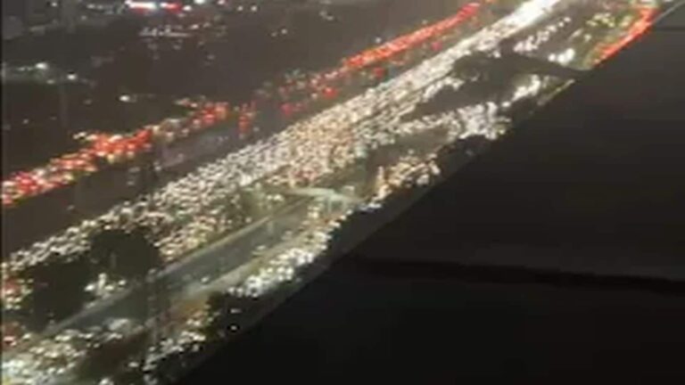 Gurugram Rain Video: मूसलाधार बारिश के बाद गुरुग्राम हाईवे पर लगा 7 km लंबा ट्रैफिक जाम, 3 घंटे तक फंसे रहे लोग