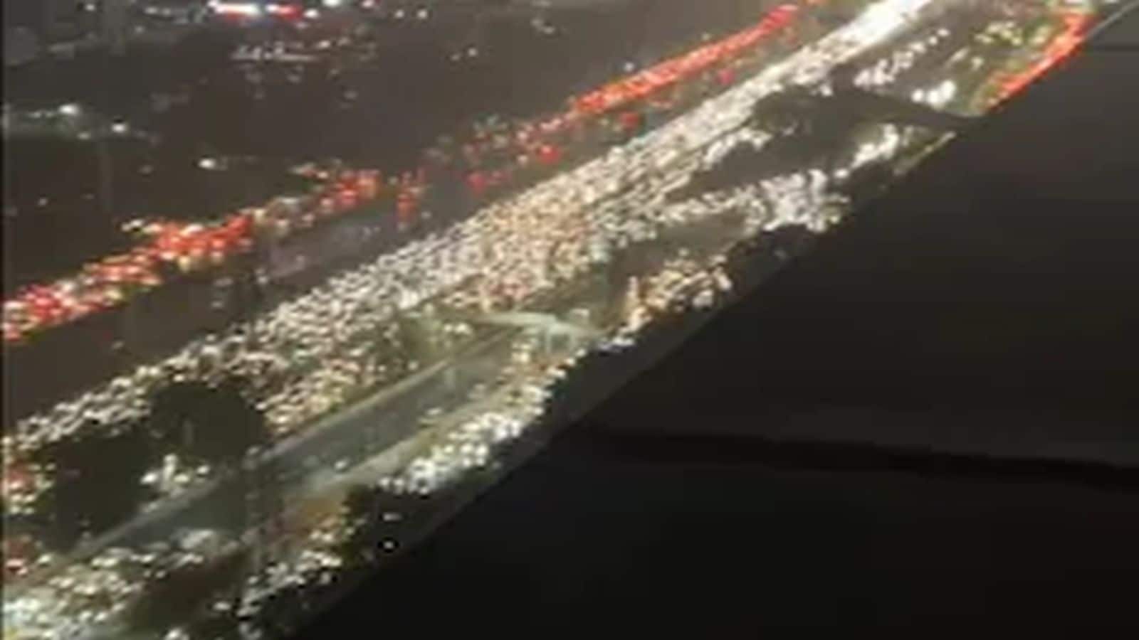 Gurugram Rain Video: मूसलाधार बारिश के बाद गुरुग्राम हाईवे पर लगा 7 km लंबा ट्रैफिक जाम, 3 घंटे तक फंसे रहे लोग