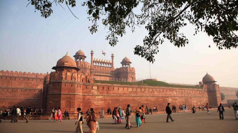 Red Fort: लाल किले की सुरक्षा में बड़ी सेंध, सोने और हीरे समेत कीमती पत्थरों से जड़े करोड़ों की कलश की हुई चोरी