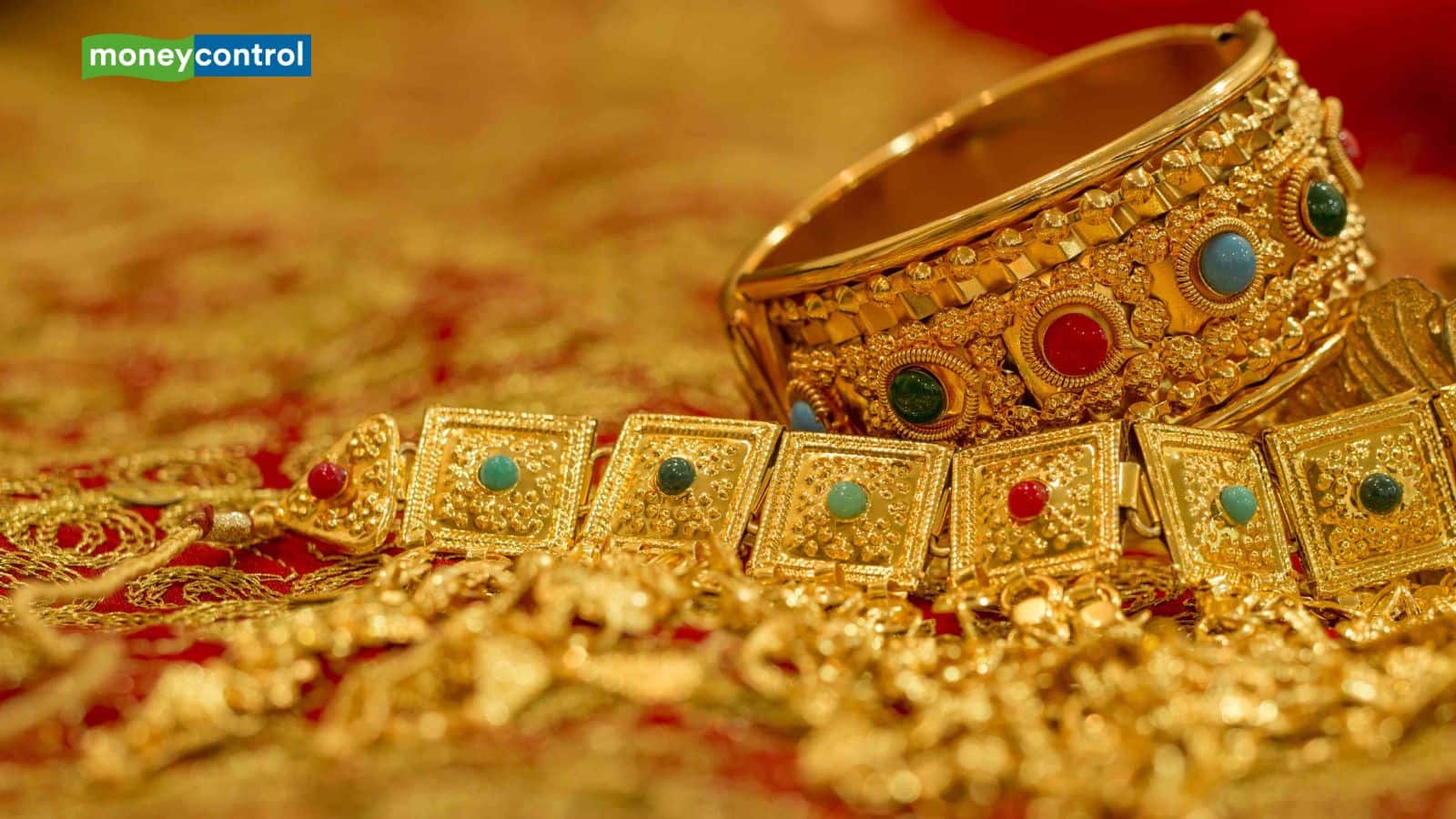 Gold Rate: गोल्ड की कीमतें रिकॉर्ड ऊंचाई पर होने के बावजूद लोग नहीं बेच रहे अपनी पुरानी ज्वेलरी, जानिए वजह