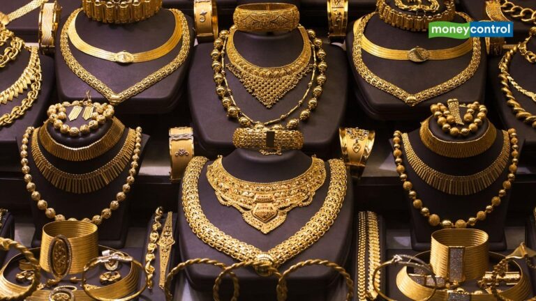 Gold Price Today: एमसीएक्स पर बढ़ी सोने की चमक, क्या इतनी तेजी के बाद भी करना चाहिए निवेश
