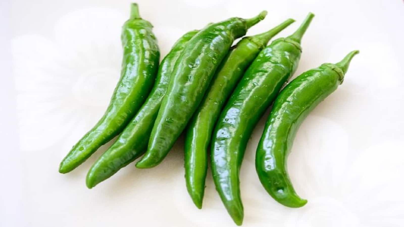 Health Benefits of Eating Hari Mirch: दिल और दिमाग की सेहत को दुरुस्त रखती है हरी मिर्च, जानिए इसे खाने का बेस्ट तरीका