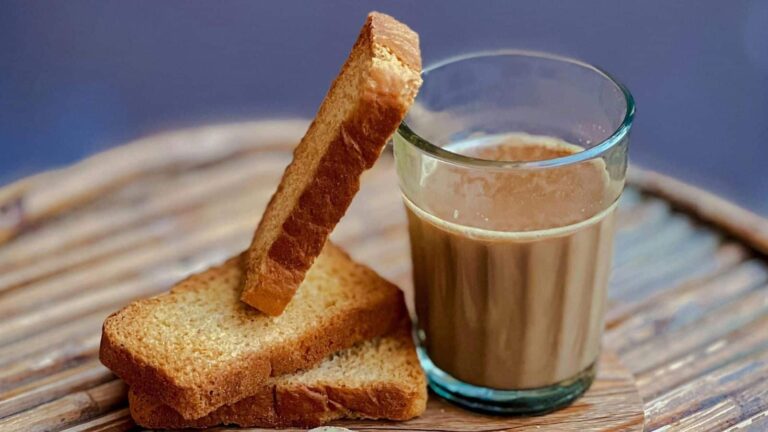 Tea Recipe: बारिश के मौसम में भूल जाएंगे कैफे की कॉफी, बस ऐसे बनाएं टपरी वाली चाय