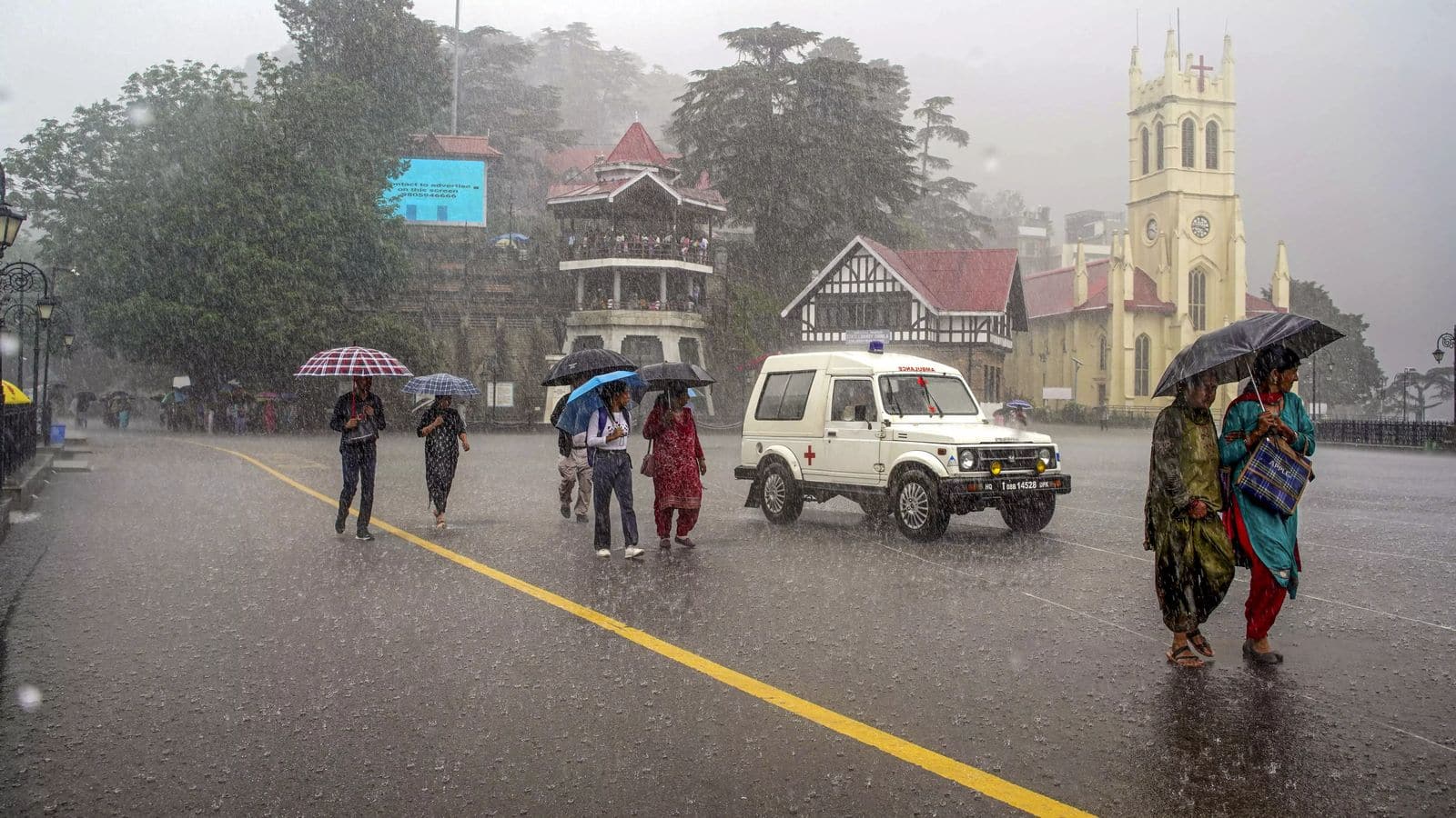 Heavy Rain Alert: हिमाचल प्रदेश में भारी बारिश के कारण 566 सड़कें बंद, IMD ने जारी किया 'येलो अलर्ट'