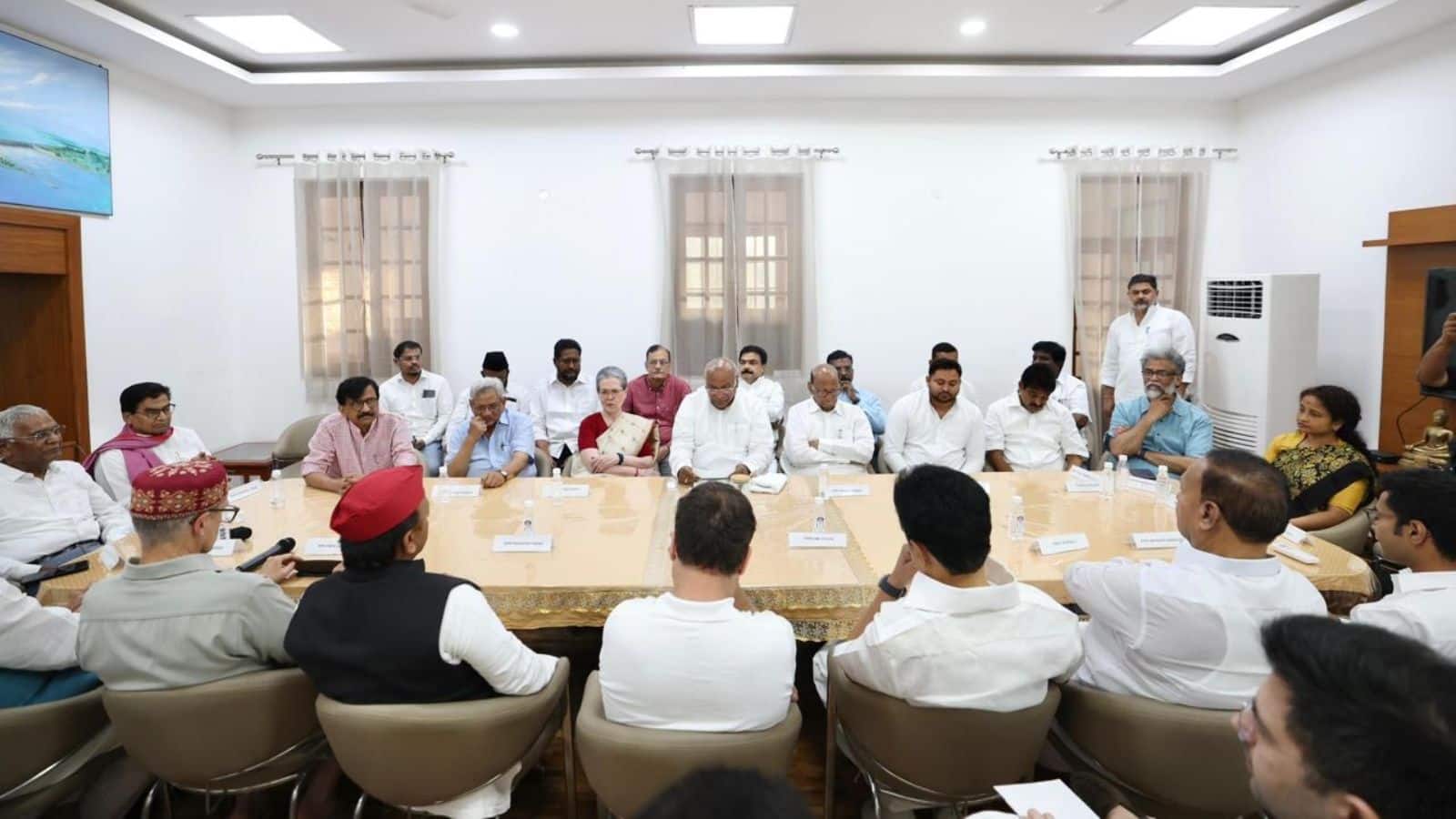 VP Election Result: उपराष्ट्रपति चुनाव में विपक्षी सांसदों ने की क्रॉस-वोटिंग! NDA के सीपी राधाकृष्णन की हुई जीत