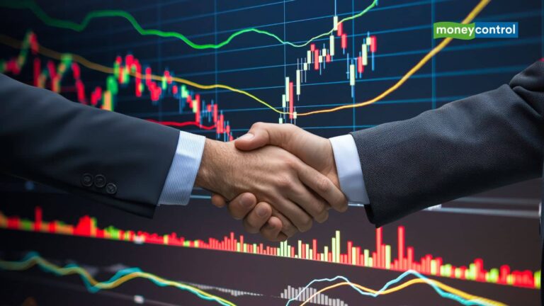 Stock in Focus: 1 साल में 41% गिरा बजाज ग्रुप का यह स्टॉक, अब प्रीमियम ब्रिटिश ब्रांड को खरीदने की तैयारी