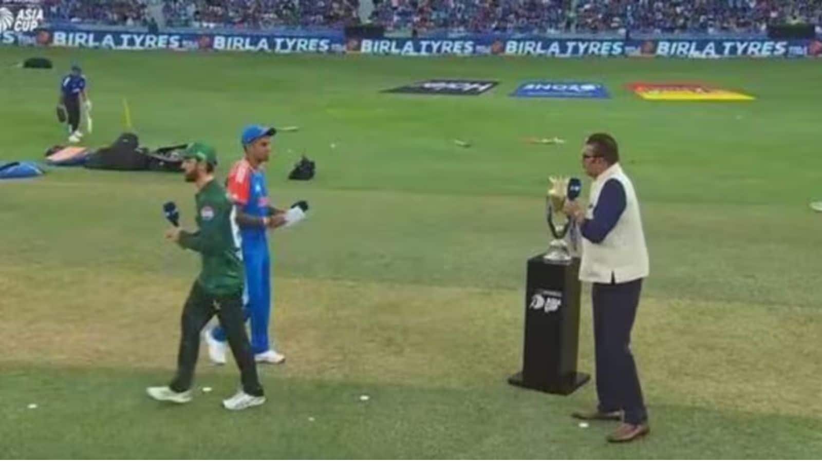 IND vs PAK: सूर्या ने सलमान से नहीं मिलाया हाथ, पाक नेशनल एंथम के दौरान हुआ कांड! भारत बनाम पाकिस्तान मैच की ठंडी रही शुरुआत