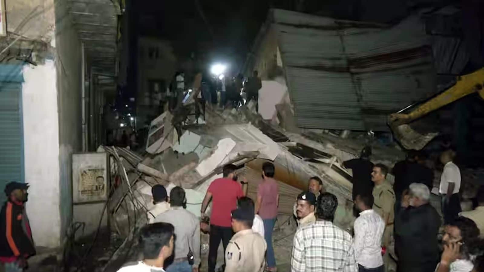MP News: इंदौर में 5 मंजिला बिल्डिंग गिरी! कई लोगों के दबे होने की आशंका, रेस्क्यू ऑपरेशन जारी