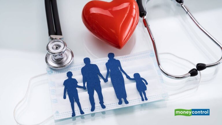 खुशखबरी! अब हेल्थ और लाइफ इंश्योरेंस पर नहीं लगेगा कोई GST, जानिए कितना सस्ता हो जाएगा प्रीमियम