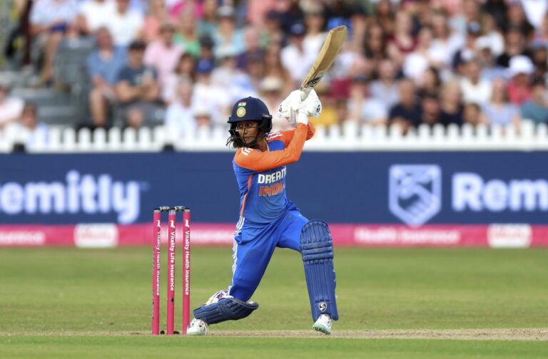 महिला क्रिकेट पर बरस रहा पैसा, पुरुषों की टीम से ज्‍यादा मिलेगा इनाम