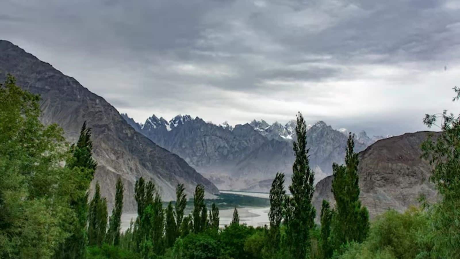 पाकिस्तानी आतंकियों में 'ऑपरेशन सिंदूर' का खौफ, PoK छोड़ खैबर पख्तूनख्वा में शिफ्ट हुए जैश और हिजबुल मुजाहिदीन के हेडक्वार्टर
