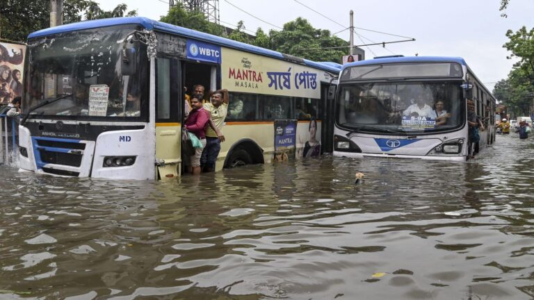 Kolkata Rain: कोलकाता में मूसलाधार बारिश से 10 लोगों की मौत! 90 फ्लाइट रद्द, दुर्गा पूजा की छुट्टियां पहले ही घोषित