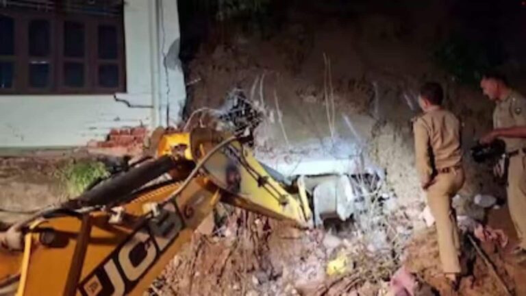 Landslide in Mandi: हिमाचल प्रदेश के मंडी में कुदरत का कहर, लैंडस्लाइड में एक ही परिवार के 4 सदस्यों सहित 6 लोगों की मौत, रेस्क्यू ऑपरेशन जारी