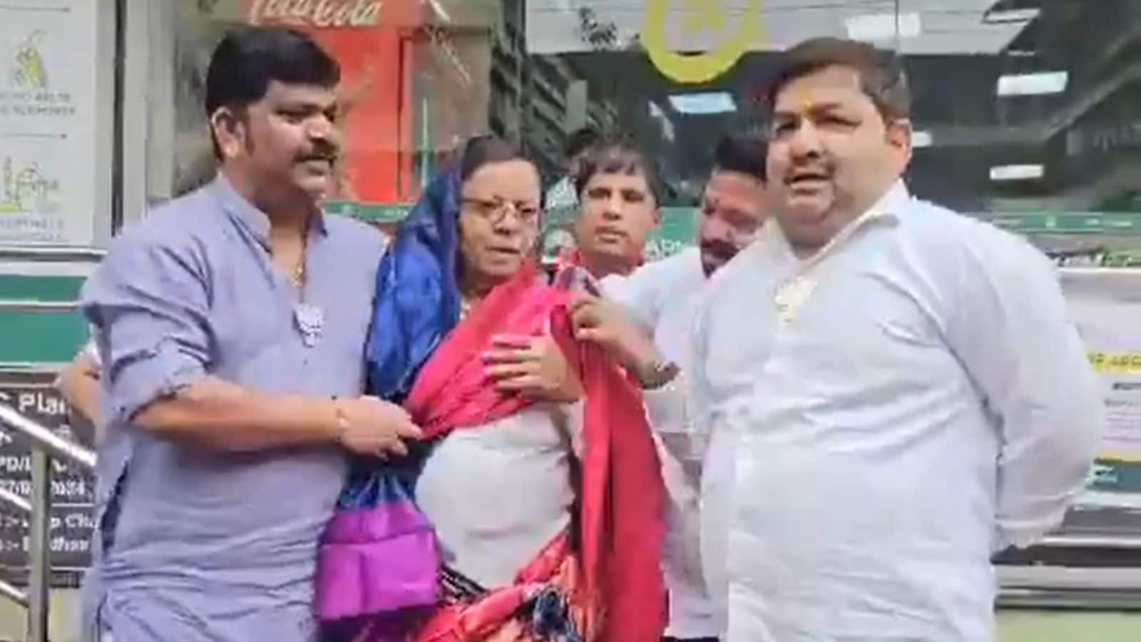 BJP कार्यकर्ताओं ने कांग्रेस नेता को पकड़कर जबरन पहनाई साड़ी! देखें Video