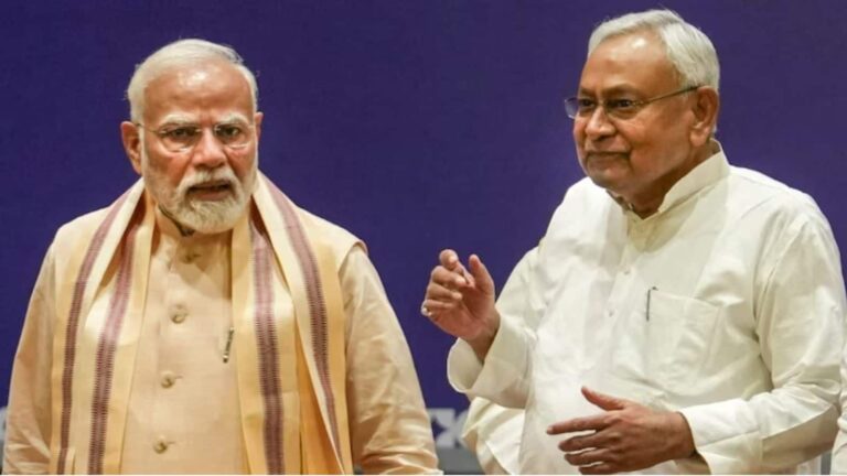 Bihar Election 2025: बिहार में बिगड़े चुनावी समीकरण? सर्वे में NDA को बढ़त, लेकिन महागठबंधन अब भी मजबूत