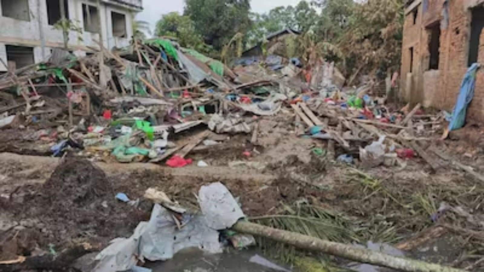 म्यांमार की सैन्य सरकार ने रखाइन के स्कूलों पर की बमबारी, सो रहे छात्रों समेत 19 की मौत