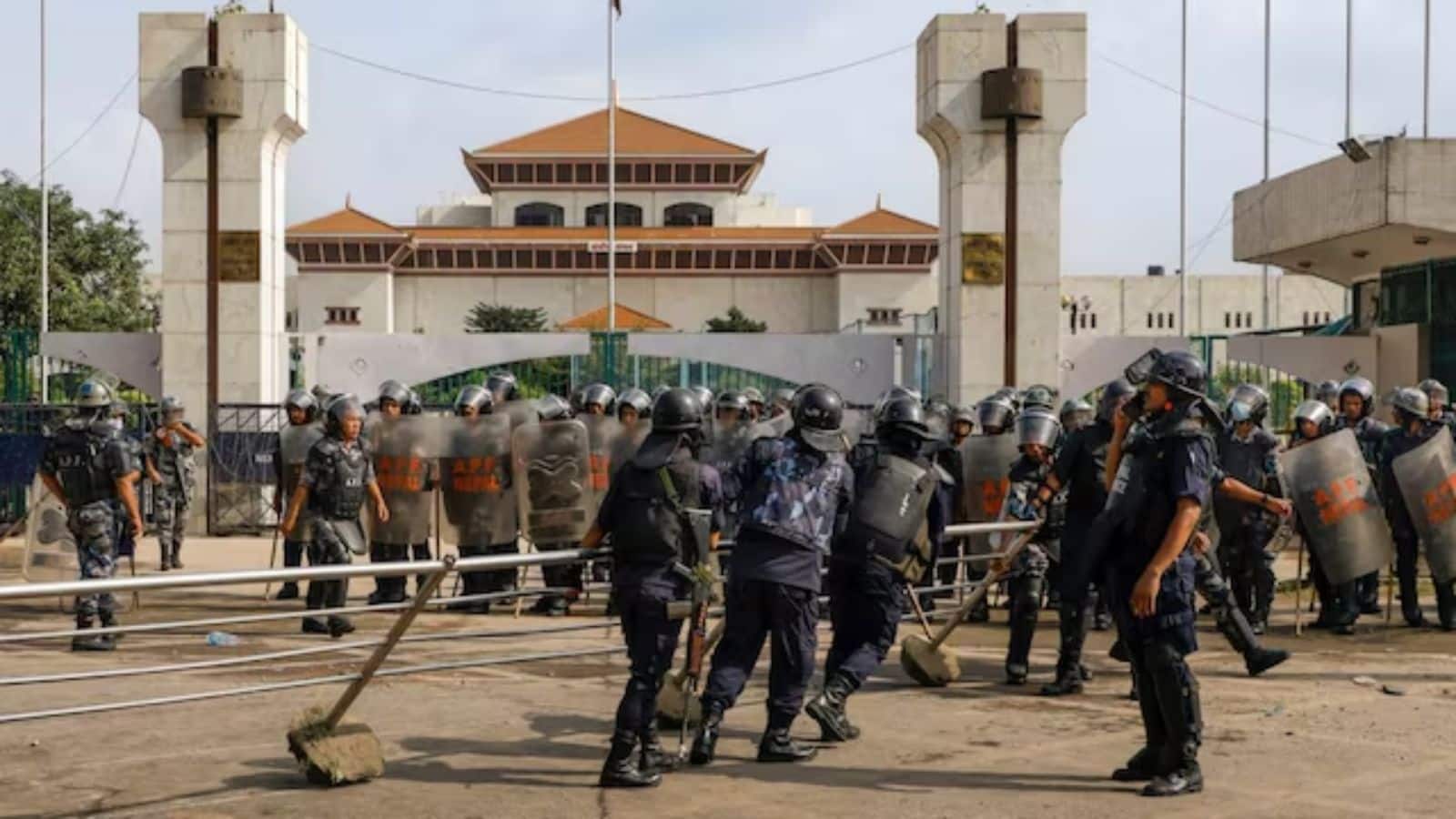 Nepal Gen Z Protest LIVE: सेना प्रमुख ने आधी रात को प्रदर्शनकारियों से की बात, राष्ट्रपति से भी कराई मुलाकात