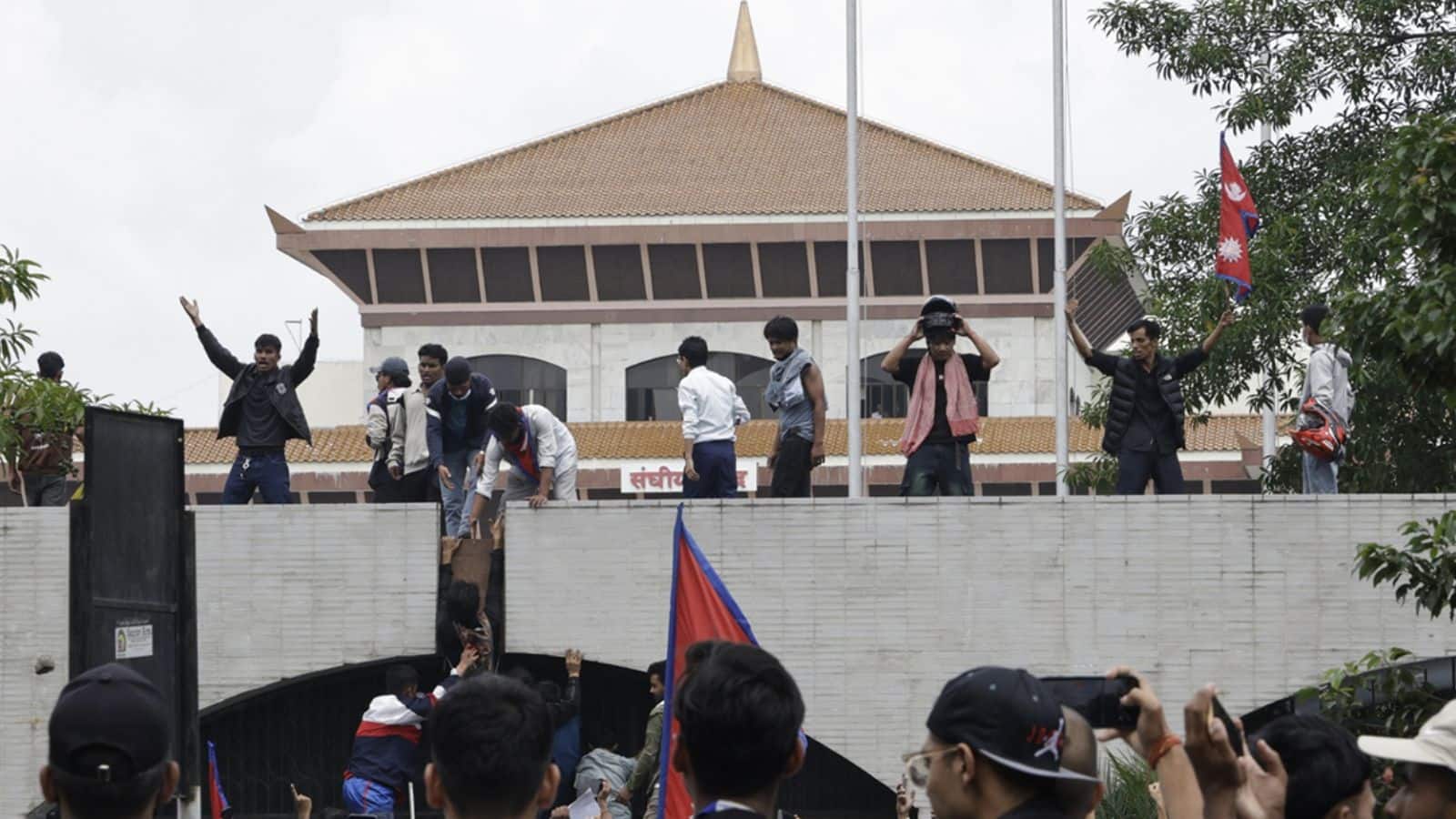 Nepal Gen-Z Protest: नेपाल में बवाल! संसद भवन में घुसे प्रदर्शनकारी, सोशल मीडिया बैन को लेकर सड़कों पर उतरे युवा