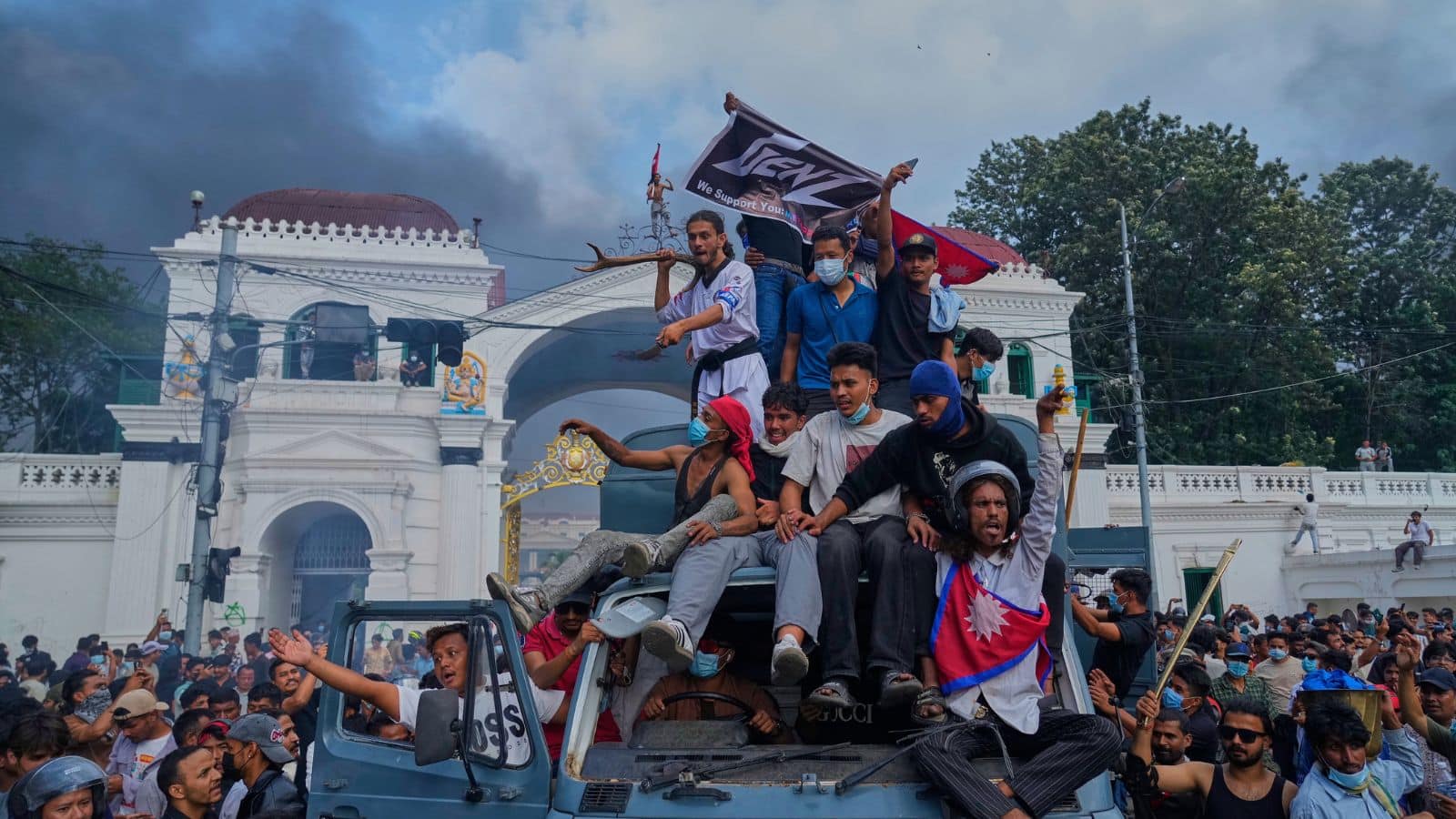 Nepal Protest: नेपाल दंगों का असर भारत तक! UP में हाई अलर्ट, बॉर्डर सील, फ्लाइट डायवर्ट, व्यापार ठप!