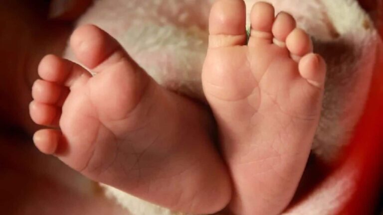 Maharashtra: खेलते-खतले थम गई 10 साल के बच्चे की धड़कन, मां की गोद में तोड़ा मासूम ने तोड़ दम