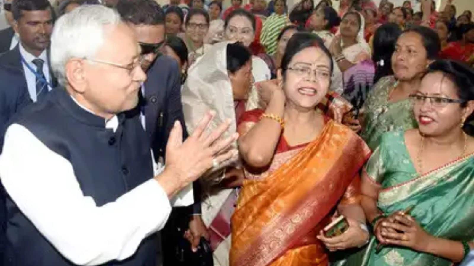 बिहार चुनाव: BJP और NDA की राह पर चले नीतीश, पेंशन बढ़ाने से लेकर बिजनेस लोन देने तक, महिला वोटरों को लुभाने में लगे