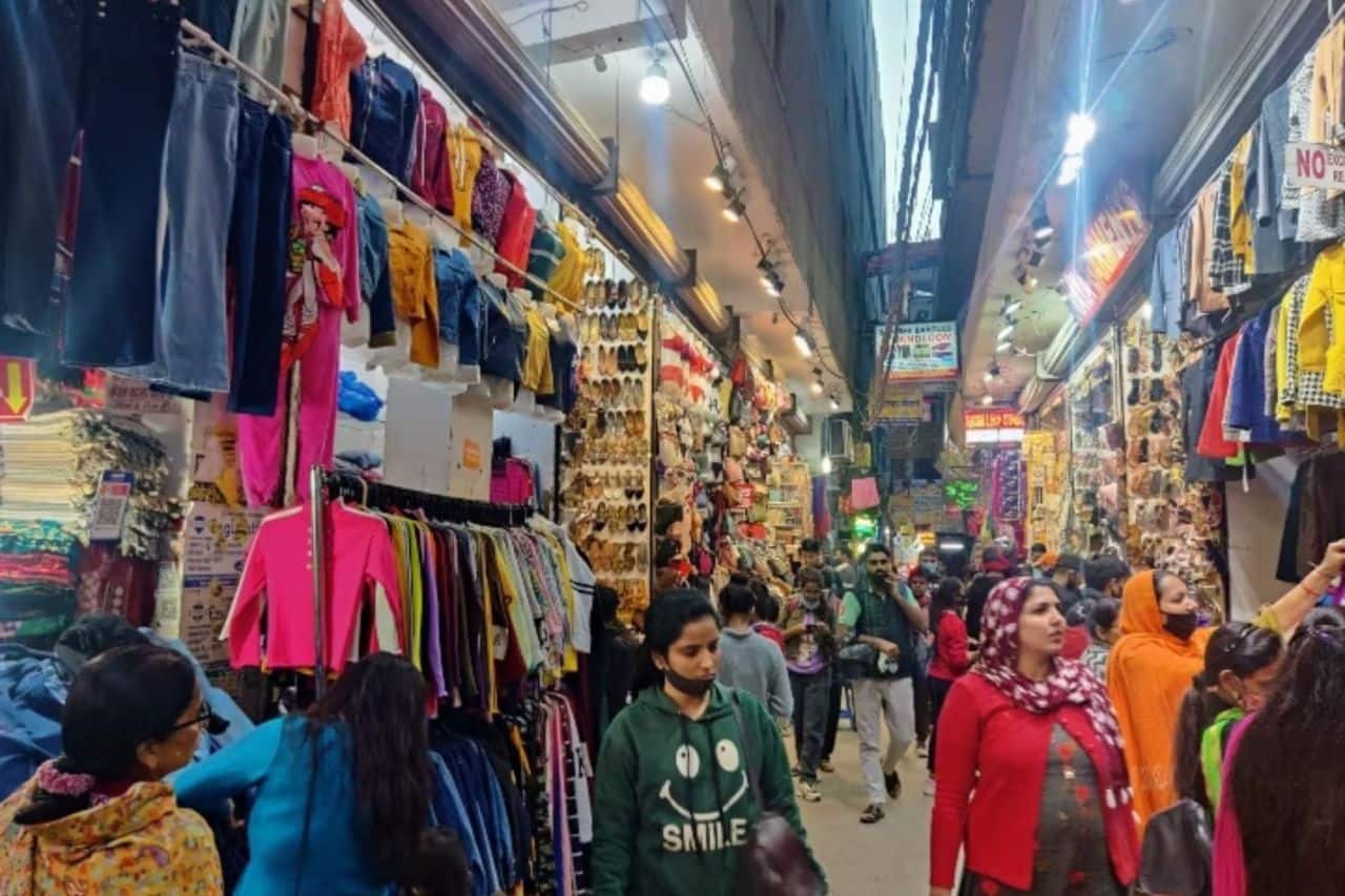 Noida Atta Market: आखिर कौन है नोएडा की अट्टा मार्केट का मालिक? कैसे बनी ये मार्केट मिनी सरोजिनी नगर