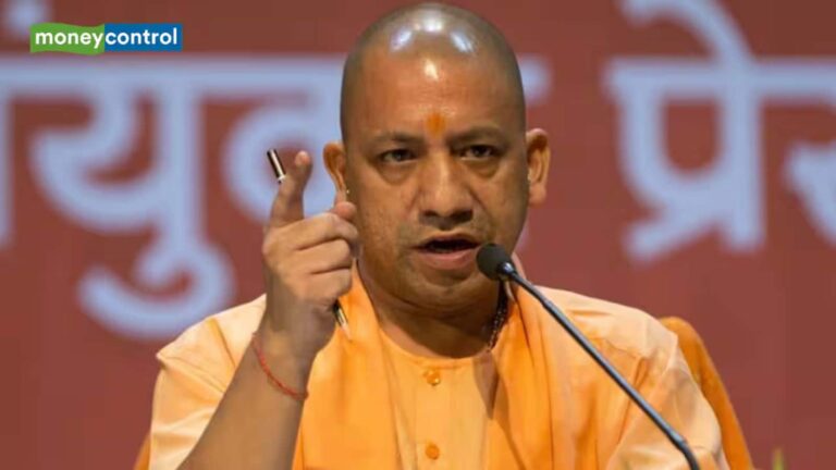 यूपी में आउटसोर्स कर्मचारियों के लिए बड़ी खुशखबरी, अब मानदेय के साथ मिलेगा पेंशन और बीमा का भी लाभ