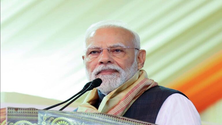 पीएम मोदी ने राजस्थान में 'वंदे भारत' समेत 3 ट्रेनों को दिखाई हरी झंडी, ₹1.22 लाख करोड़ की परियोजनाओं की दी सौगात, युवाओं को बांटा नियुक्ति पत्र