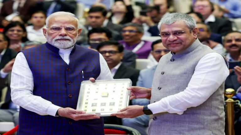 Semicon India 2025: ऐतिहासिक पल! पीएम मोदी को भेंट की गई पहली मेड इन इंडिया सेमीकंडक्टर चिप, जानें Vikram 32 bit की बड़ी बातें