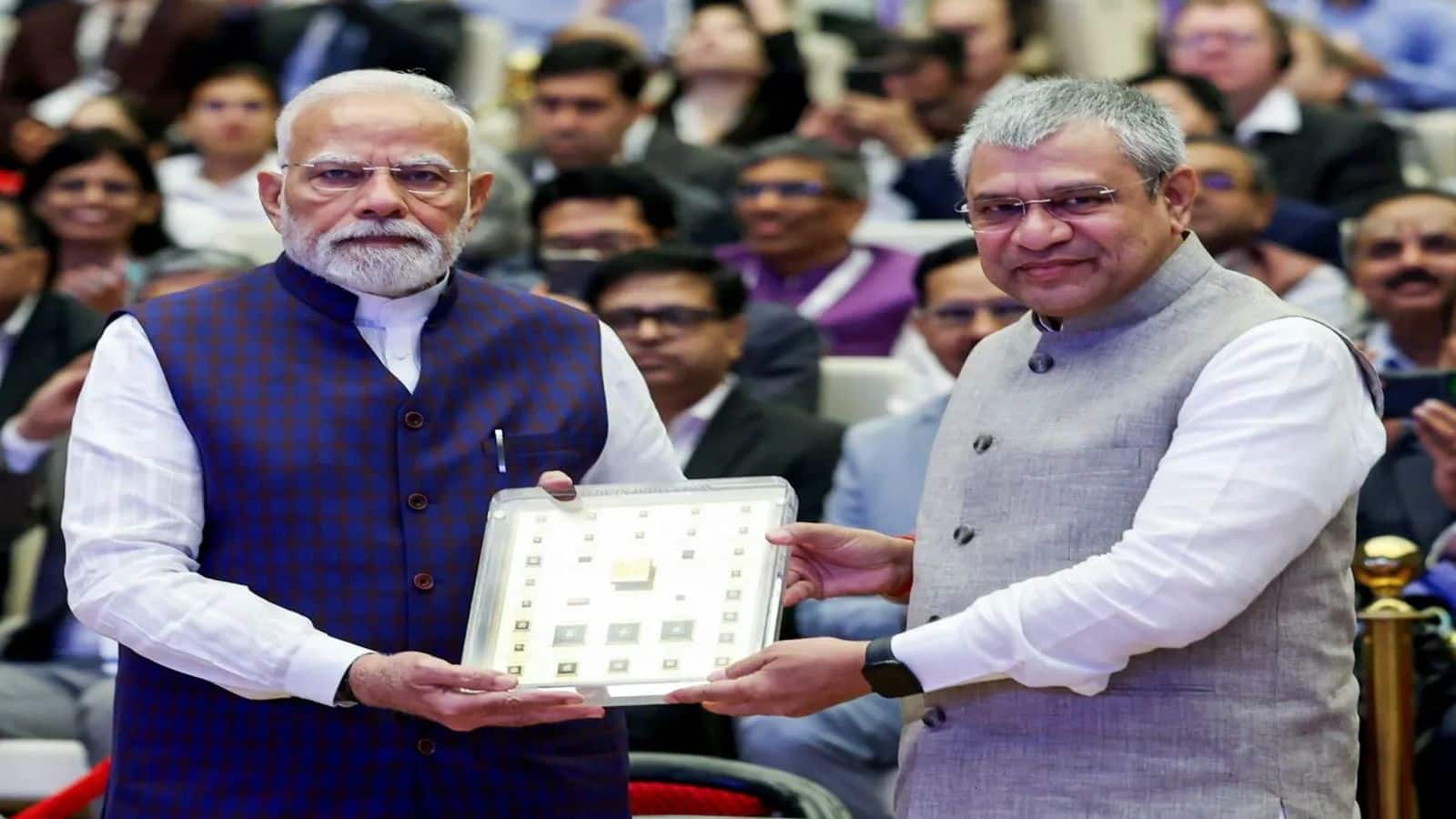 Semicon India 2025: ऐतिहासिक पल! पीएम मोदी को भेंट की गई पहली मेड इन इंडिया सेमीकंडक्टर चिप, जानें Vikram 32 bit की बड़ी बातें