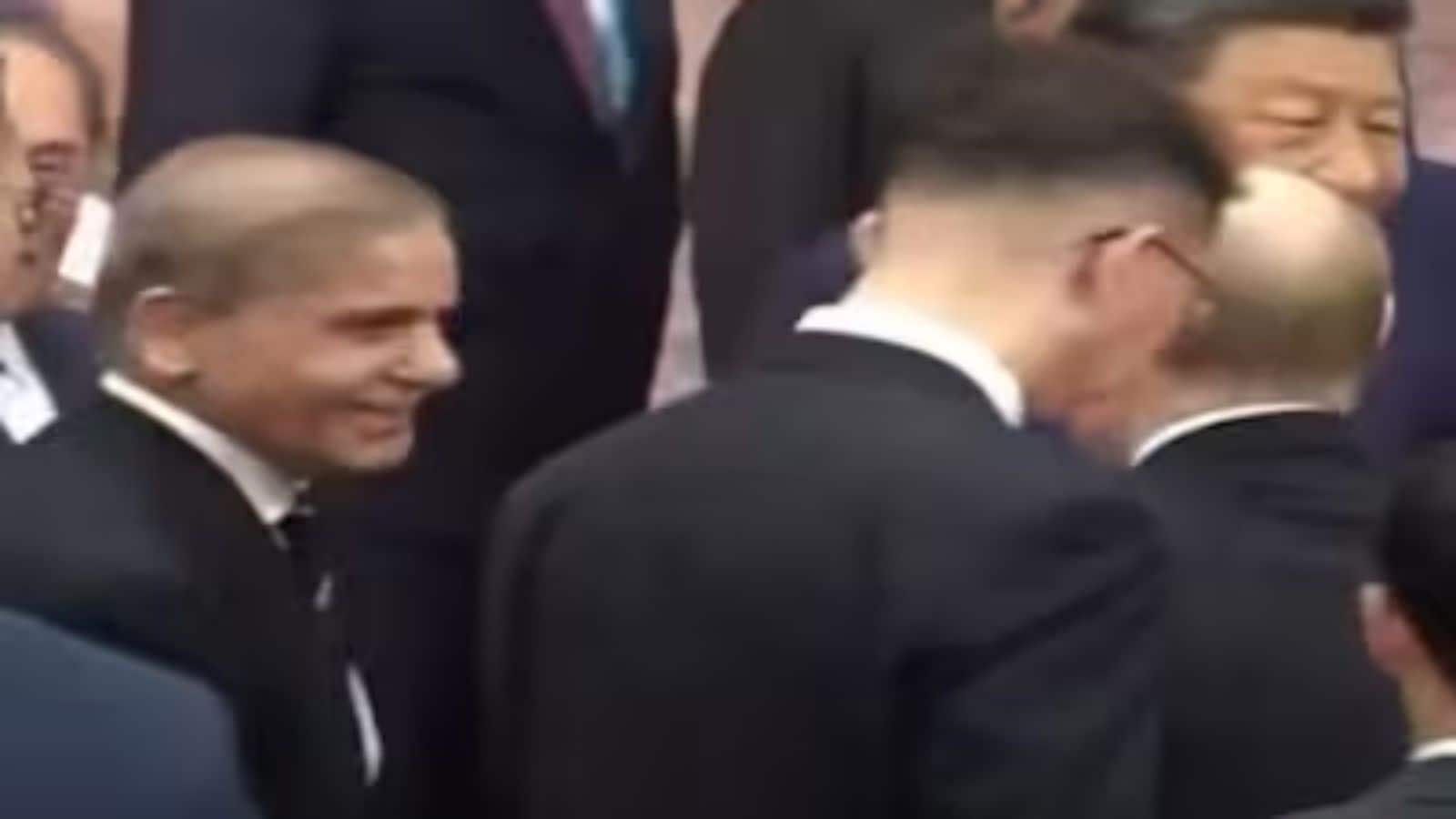 फोटो सेशन के बाद पुतिन से मिलने को दौड़ पड़े पाक पीएम शहबाज शरीफ, वीडियो देख लोग बोले- 'हद है यार!'